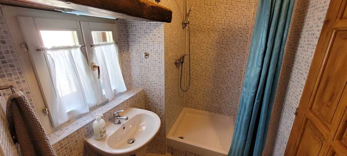 Posest z dvema kamnitima hišama in bazenom